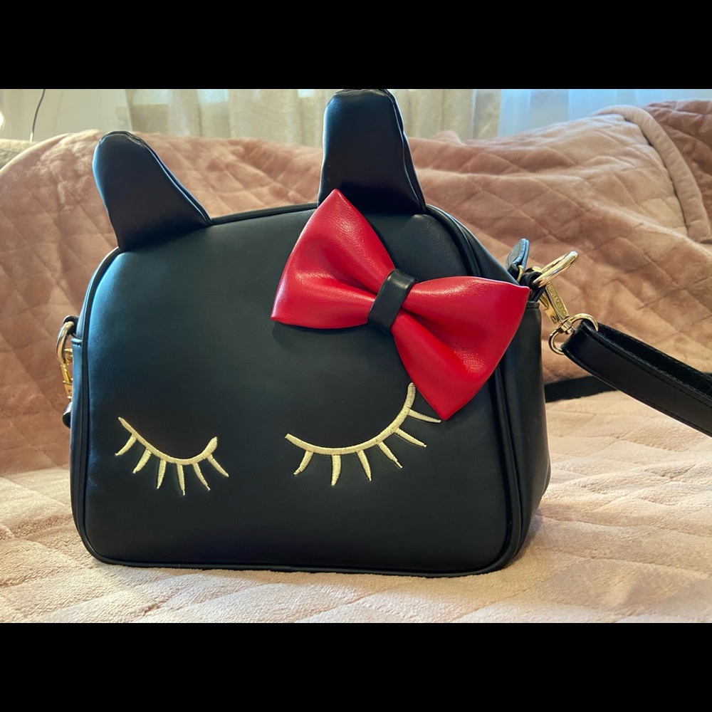 Black Kawaii Eyelash Cat w/ bow.